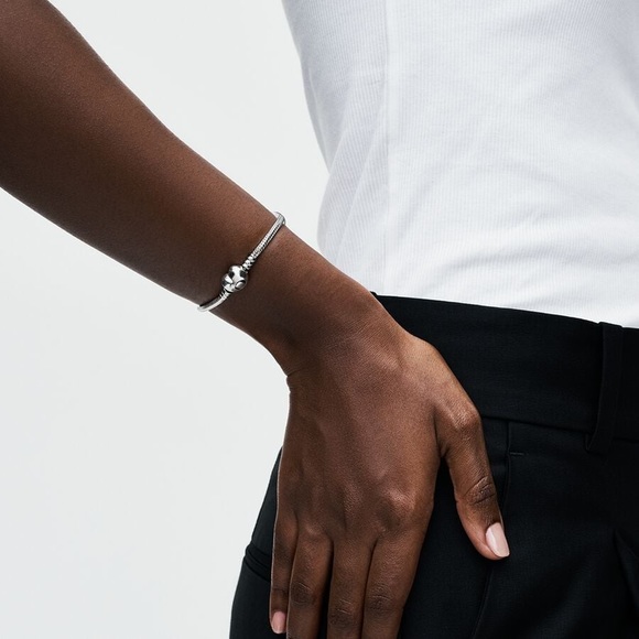 🆕Moments Heart Clasp Snake Chain Bracelet - Picture 3 of 4